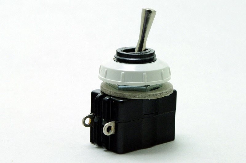 Páčkový vypínač 2A/250V model 2232 s bočním vývodem